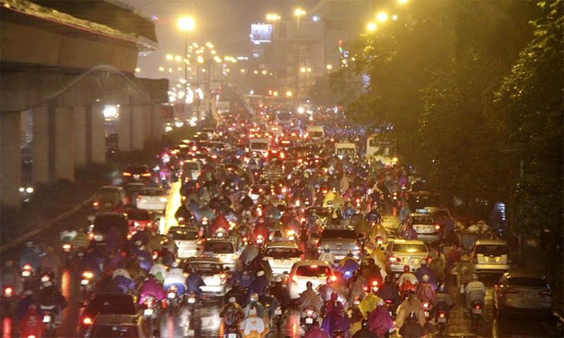 Kinh hoang canh tac duong khap noi o Ha Noi chieu toi nay-Hinh-7